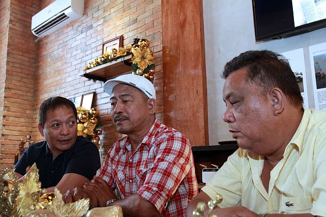 Councilor Joel Garganera (left) talks to Busay Barangay Captain Amilo Lopez (center) and Barangay Councilor Yody Sanchez before the start of the news conference (CDN PHOTO/JUNJIE MENDOZA). 