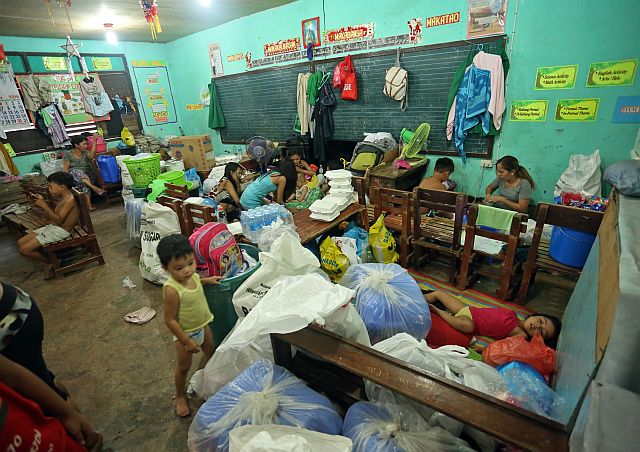 : Duljo fire victims stay inside a classroom at the San Nicolas Elementary School and are getting sick. The Cebu City government is setting up a clinic at the evacuation center today (CDN PHOTO/LITO TECSON). 