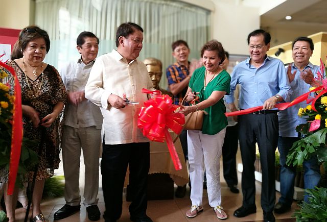 Cebu City Mayor Tomas Osmeña (third from left) and former senator Serge Osmeña III (second from right) cut the ceremonial ribbon opening the #Serging100 exhibit. (CDN PHOTO/CHRISTIAN MANINGO). 