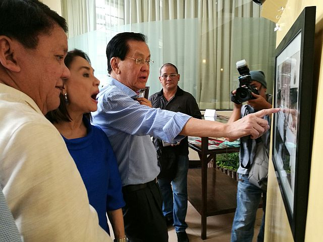 Cebu City Mayor Tomas Osmeña and former senator Serge Osmeña III look at one of the photos along with Councilor Margot Osmeña. (CDN PHOTO/CHRISTIAN MANINGO). 