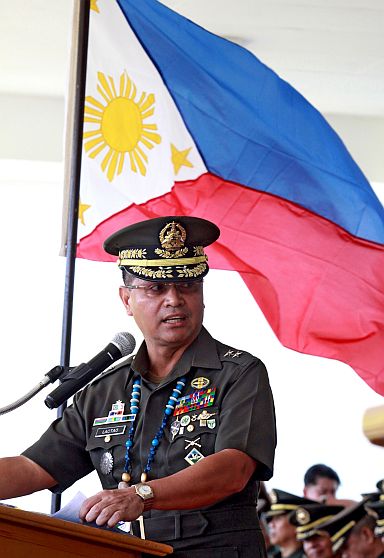 Centcom chief Maj. Gen. Oscar Lactao outlines his plans during the turnover ceremonies at Camp Lapu-Lapu. (CDN PHOTO/JUNJIE MENDOZA)