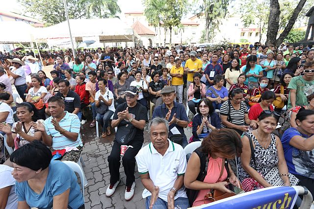  Hundreds of beneficiaries of the  93-1 lots  witness the signing of a memorandum of agreement between  Cebu City Mayor Tomas Osmeña and Cebu Gov. Hilario Davide III for the land swap deal in front of the City Hall building. (CDN PHOTO/JUNJIE MENDOZA). 