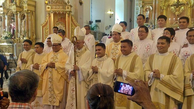 Cebu Archbishop Jose Palma poses with the newly ordained priest and deacons after the Mass and ordination rites at the Cebu Metropolitan Cathedral.(CDN PHOTO/ADOR MAYOL)