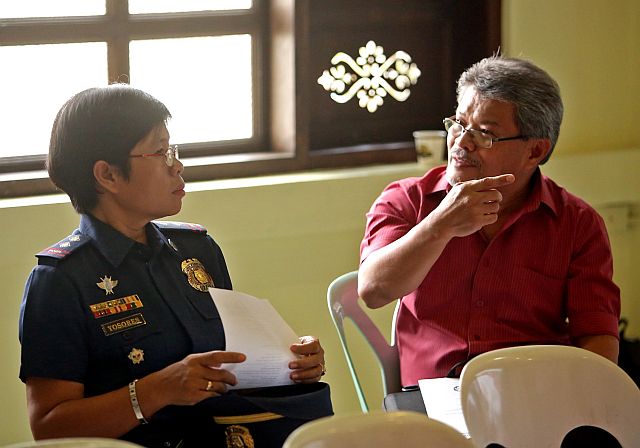 Leo Villarino, Commission on Human Rights Central Visayas chief investigator (right), shares a light moment with Senior Insp. Margienett Yosores, women’s and children’s desk chief, during the Kaabag dialogue. (CDN PHOTO/LITO TECSON)