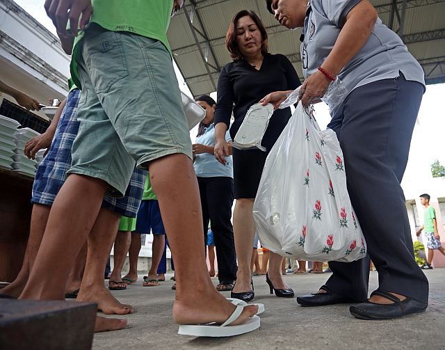 Insp. Eve Valentine Senining, deputy jail warden of Operation Second Chance, oversees the distribution of goods donated by the IBP-Cebu City chapter and other donors. (CDN PHOTO/LITO TECSON)