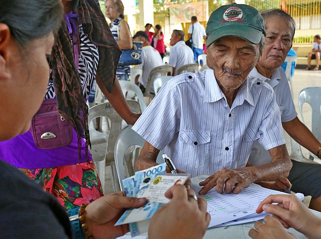 Senior residents of Barangay Mabolo also receive their cash aid. (CDN PHOTO/JUNJIE MENDOZA)