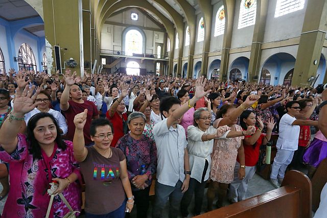 Thousands of devotees wave and shout “Viva Guadalupe” during the fiesta Mass celebrated by Cebu Archbishop Jose Palma the Archdiocesan Shrine of Our Lady of Guadalupe de Cebu with its newly renovated altar. (CDN PHOTO/JUNJIE MENDOZA)