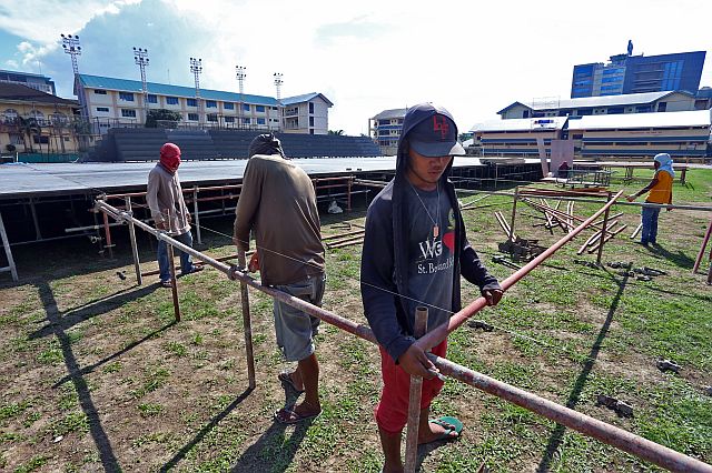 Workers start building the stage at the Cebu City Sports Center. (CDN PHOTO/JUNJIE MENDOZA). 