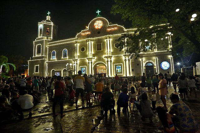  MISA DE GALLO: Despite the rain, Catholic faithfuls flock to the Cebu Metropolitan Cathedral to attend the first of the nine-day dawn Masses, or the  Misa de Gallo,   officiated by Cebu  Archbishop Jose Palma, on Dec. 16, 2016. (CDN PHOTO/JUNJIE MENDOZA). 