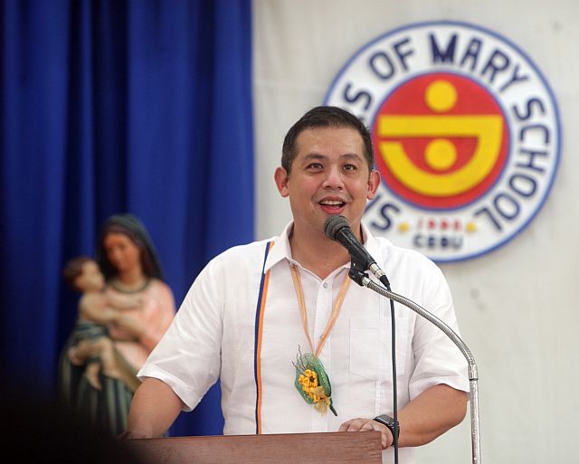 Former congressman Ferdinand Martin Romualdez, one of the top benefactors of the Sisters of Mary School in Talisay City, Cebu, speaks before more than 1,200 graduates from the Boystown and Girlstown campuses of the school during the commencement exercises yesterday. (CDN PHOTO/TONEE DESPOJO)