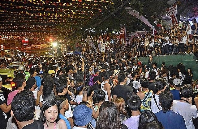 People gather along Mango Avenue for the post-Sinulog street party in last year’s Sinulog celebration (CDN FILE PHOTO). 