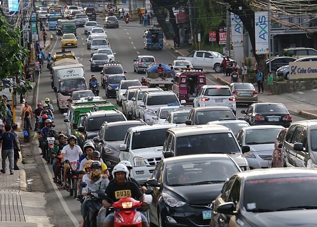 Schools may be closed for the holiday season but traffic is still heavy in Escario Street (above) and Osmeña Boulevard to downtown Colon street (below). But Cebu business leaders like Philip Tan, Alan Gordon Joseph and Melanie Ng call on Cebu residents to stay positive. (CDN PHOTO/JUNJIE MENDOZA)