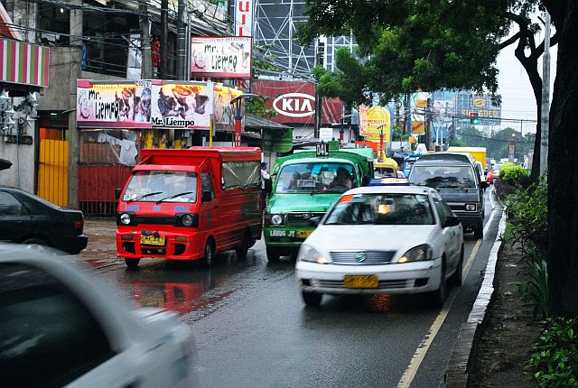 Closed portions of Pope John Paul II Avenue will be opened to motorists starting tomorrow until after the Sinulog to ease traffic in the Mabolo area especially along the road leading the SM City Cebu. (CDN FILE PHOTO). 