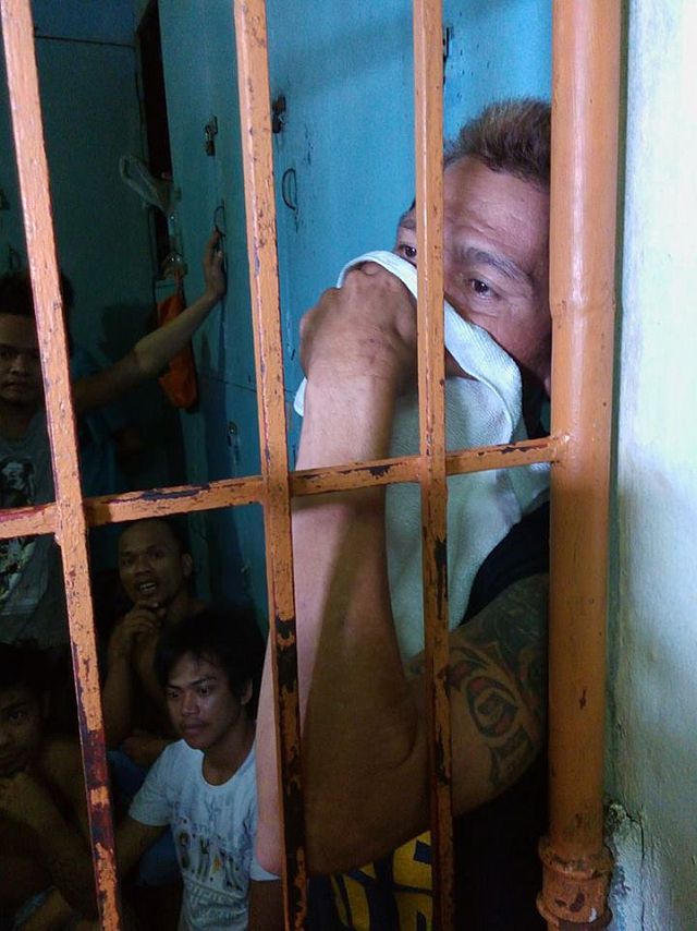 Alan Tabalin, an alleged drug courier of slain drug lord Jeffrey “Jaguar” Diaz, is now detained at the stockade of the Mambaling Police Station after he was arrested by police in an operation in the City of Naga, south Cebu on Sunday. (CDN PHOTO/ADOR VINCENT MAYOL). 