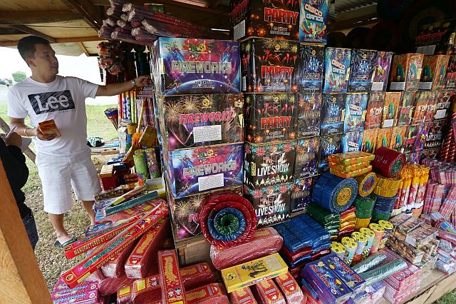 Firecracker vendors display their wares at the back of Sugbu building at the South Road Properties (SRP) in this December 2015 file photo.