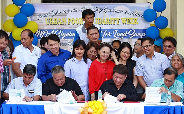 Last December 7, Cebu City Mayor Tomas Osmeña  and Cebu Governor Hilario Davide III  with Provincial Administrator  Atty. Mark Tolentino (left) and City Administrator  Bimbo Fernandez (right) signed  the Memorandum of Agreement (MOA) for the 93.1 land deal which paved the way for the transfer of city properties to the province and vice versa. Following years of debate on the  swap, the proposal finally became a reality with the ratification of the contract by both the Provincial Board on Monday and the Cebu City Council on Tuesday. (CDN PHOTO/JUNJIE MENDOZA)