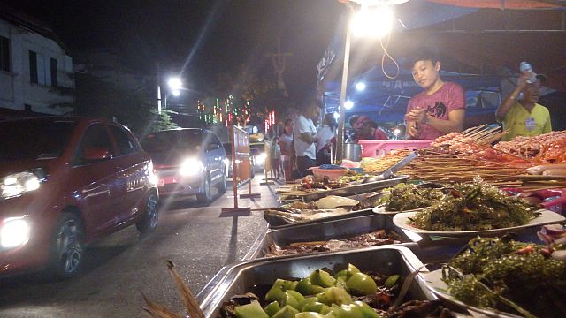 Free of rent, food vendors also set up stalls in the area to draw in more tourists. (CDN PHOTO/MOREXETTE ERRAM)