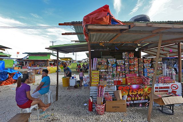 Firecracker vendors display their products at the back of Sugbu building in South Road Properties. (CDN PHOTO/JUNJIE MENDOZA). 