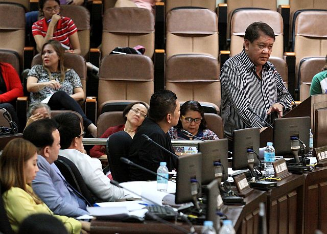 Cebu City Mayor Tomas Osmeña (right) appeared before the city council yesterday and discussed his proposals to address the solid waste management problems. The council, by simple majority vote authorized him to use unspent funds to find a solution to the problem.  (CDN PHOTO/JUNJIE MENDOZA)