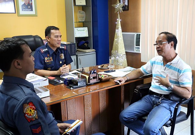  MGB chief Roger de Dios (right) of the Department of Environment and Natural Resources Region 13 complained to PRO-7 Deputy Director for Operations Senior. Supt. Rey Lyndon Lawas (center) that Minglanilla police turned the persons arrested for illegal gambling into drug surrenderers of Oplan Tokhang. (CDN PHOTO/JUNJIE MENDOZA)