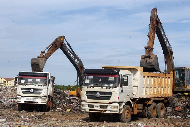 Jomara Konstruckt Corporation starts hauling the garbage at the SRP transfer station to dump it in an authorized landfill. (CDN PHOTO/TONEE DESPOJO)