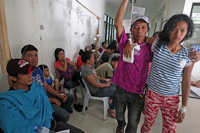 OVERWHELMED. Suspected food poisoning victims from Barangay Sirao overcrowd the Guba Community Hospital since Tuesday night due to severe diarrhea and vomiting after they ate packed meals distributed during a thanksgiving lunch hosted by a businessman-couple.  (CDN PHOTO/TONEE DESPOJO). 