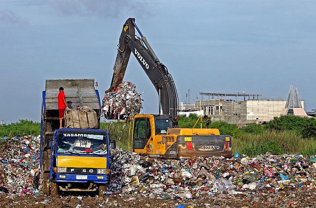 The Cebu City government continues to dump its garbage at the one-hectare lot at the SRP which it calls a transfer station (CDN PHOTO/LITO TECSON). 
