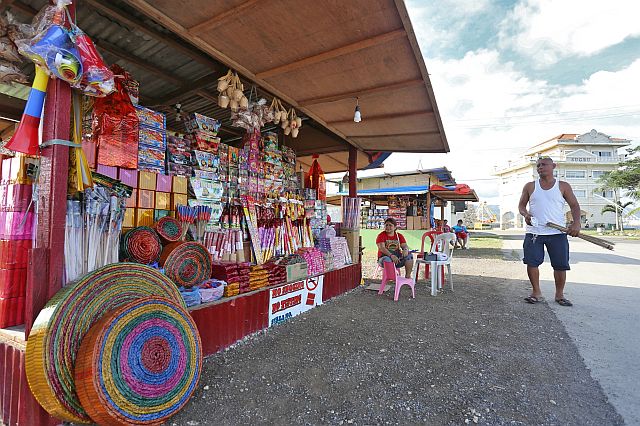 Firecracker vendors from Cebu City and Lapu Lapu City started displaying their products at the designated area behind the Sugbo Building in the South Road Properties. (CDN PHOTO/JUNJIE MENDOZA)