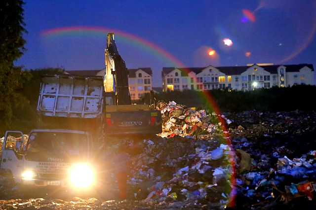 SRP DUMPSITE. The garbage truck of Barangay Lahug still dumps its collected trash at the South Road Properties (SRP) transfer station at 6:44  p.m. of Dec. 27, 2016,  because the workers of the new-hired garbage-hauling company were already done for the day earlier in the afternoon, according to a city worker manning the SRP dumpsite. (CDN PHOTO/JUNJIE MENDOZA)