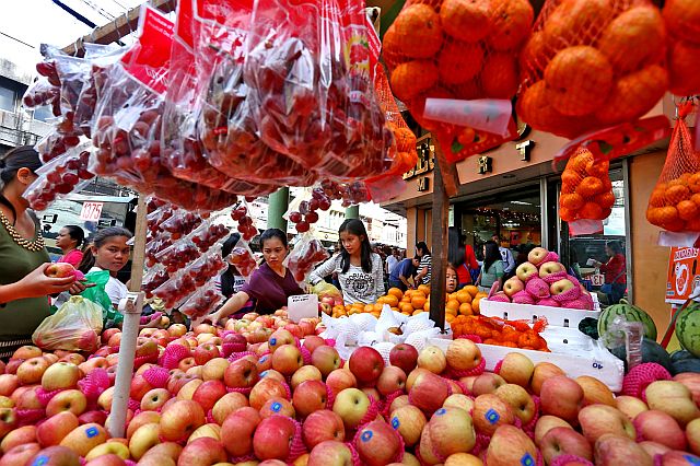  Fruit vendors at F. Gullas Street corner Osmeña Blvd. and other streets in the city start to display round fruits that people buy as part of the tradition to welcome the New Year (CDN PHOTO/JUNJIE MENDOZA). 