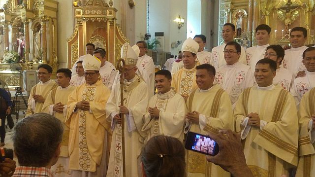 Cebu Archbishop Jose Palma posed with the newly-ordained deacons and priest after the  Mass and ordination rites at the Cebu Metropolitan Cathedral. (CDN PHOTO/ADOR VINCENT S. MAYOL)