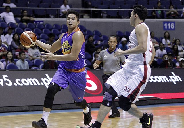 Cebuano RR Pogoy of TNT KaTropa up against Blackwater’s Dylan Ababou. (PBA MEDIA). 