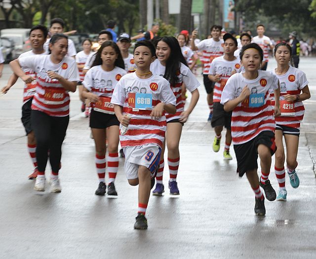 Young runners try to outrun each other during yesterday’s McDonald’s Stripes Run 2016 in Cebu IT Park.  (CDN PHOTO/CHRISTIAN MANINGO)