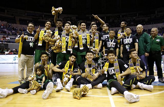 The Green Archers gather at center court to celebrate their victory (INQUIRER). 