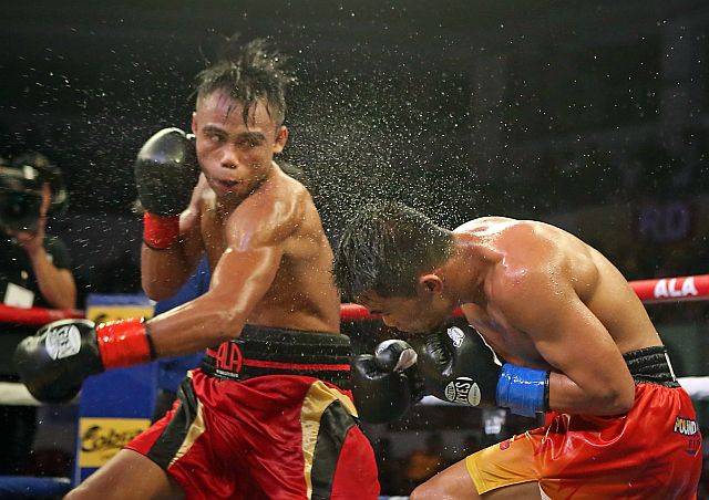 Jeo “Santino” Santisima (left) pummels Rex Wao in their undercard fight of Pinoy Pride 39 last Nov. 26 at the Cebu Coliseum. (CDN FILE PHOTO). 