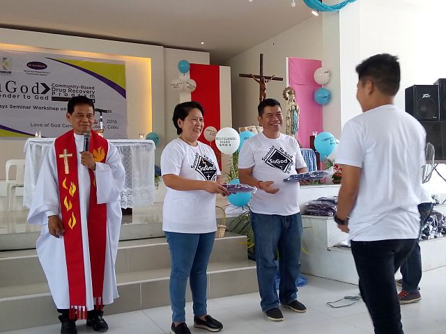 Fe Mantuhac Barino (second from left) congratulates the graduates of Surrender to God  (SuGod) program, a 10-day drug recovery and renewal initiative by Kaalam Foundation Inc., Love of God Community, and It Works. (CDN PHOTO/CRIS EVERT LATO-RUFFOLO)