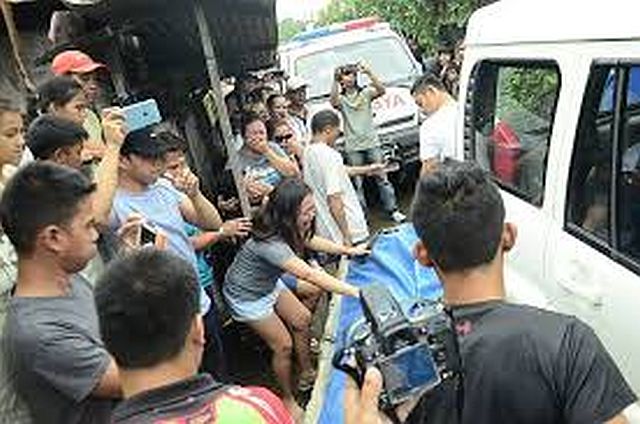 Relatives cry at the sight of the body of the late Albuera mayor Roland Espinosa Sr. after it was brought out of the Babay jail. (INQUIRER FILE PHOTO)
