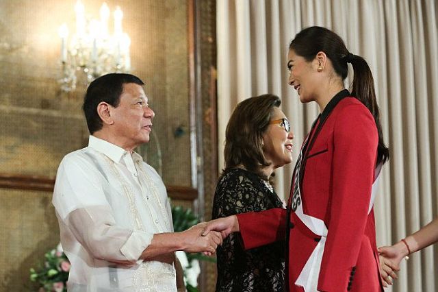 President Rodrigo Roa Duterte extends best wishes to Miss Philippines Universe Maxine Medina as they shake hands during the Miss Universe candidates’ courtesy call at the Rizal Hall in Malacañan Palace on January 23, 2017. (PRESIDENTIAL PHOTO) 