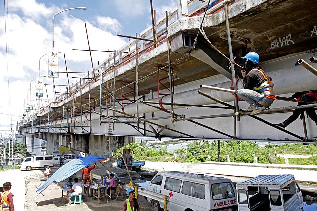 Among the challenges hurdled by the Davide  administration last year was the immediate repair of the first Mandaue-Mactan bridge which was completed much earlier than its original 10-month timeline. Repairs, which began in February, were completed by August following several commuter complaints that the heavy traffic resulting from the bridge’s closure on certain hours of the day had taken its toll on business and day-to-day living. (CDN PHOTO/LITO TECSON). 