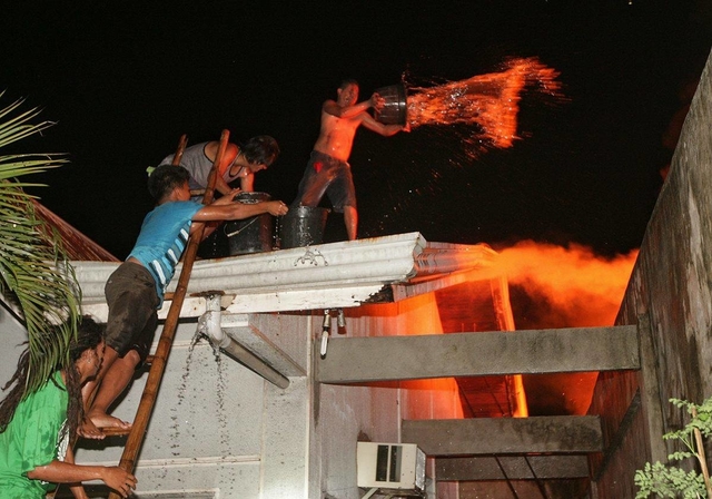 Residents of Barangay Guizo help put out the fire (CDN PHOTO/TONEE DESPOJO). 