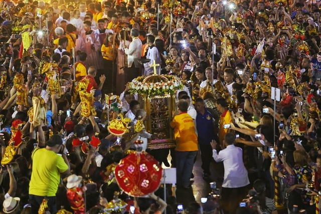 The flower-decked carroza of the Sto. Niño arrives from the "Walk with Jesus" procession and is welcomed by a crowd of devotees that are the backdrop for a magnificent facade at the Sto. Niño Basilica (CDN PHOTO/JUNJIE MENDOZA).