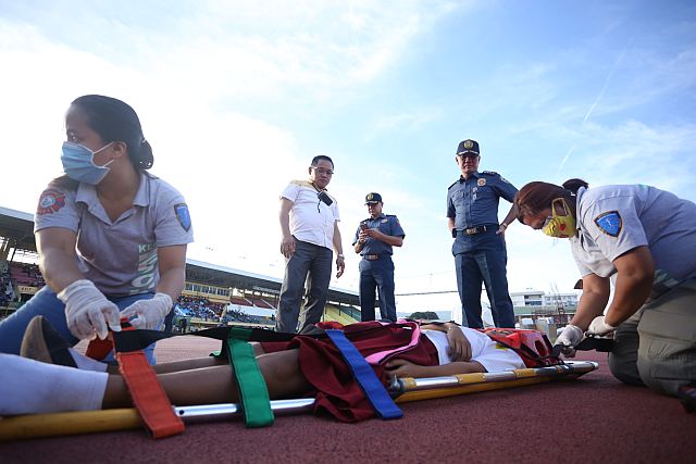 OVER 400 police officers and medical personnel staged a simulation of a bombing incident yesterday at the Cebu City Sports Center, venue of the Jan. 15 Sinulog dance presentation.  (CDN PHOTO/ LITO TECSON). 