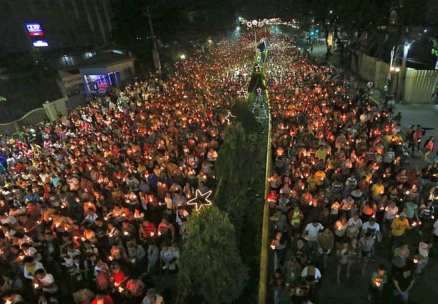 a sea of candlelight illumined the length of Osmeña Boulevard where the image of the Sto. Niño de Cebu was brought in a procession to mark the start of the 452nd Fiesta Señor celebration. (CDN PHOTO/JUNJIE MENDOZA). 