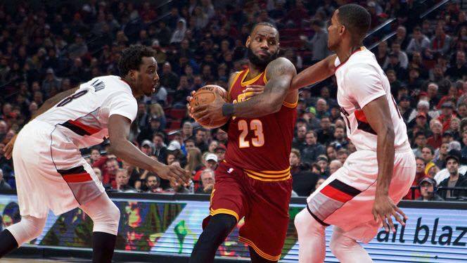 Cleveland star LeBron James tries to get past the defense of Portland.  (AP PHOTO). 