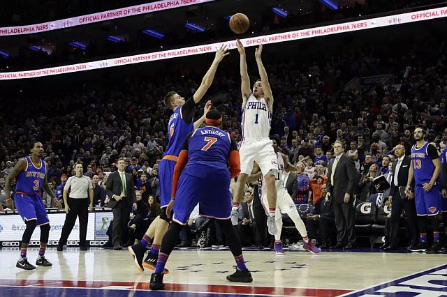 Philadelphia 76ers' T.J. McConnell (1) takes the game-winning shot against New York Knicks' Kristaps Porzingis (6) and Carmelo Anthony (7) (AP PHOTO). 