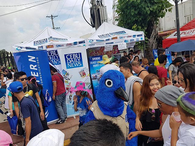 Siloy, CDN’s mascot, entertains Sinulog spectators  at the CDN Booth along Osmeña Blvd. They could also get their photo’s taken at the photo booth with a background of the CDN front page carrying the headline “Sinulog Hottie Spotted”. (CDN PHOTO/DOMINIC D. YASAY).  