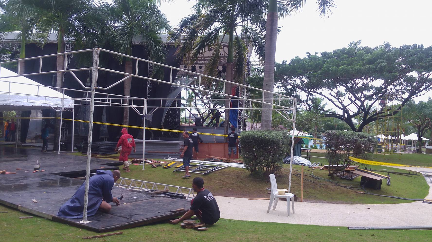  Some personnel from Jpark Island Resort and Waterpark Cebu, working on the stage erected at the Abalone garden. (CDN PHOTO / APPLE TAAS) 