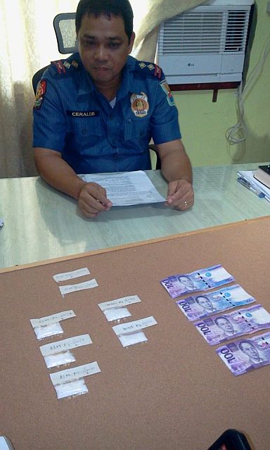  PSI Clemente Ceralde Jr. showing the evidences siezed from the arrested persons. (CDN PHOTO/NORMAN MENDOZA) 