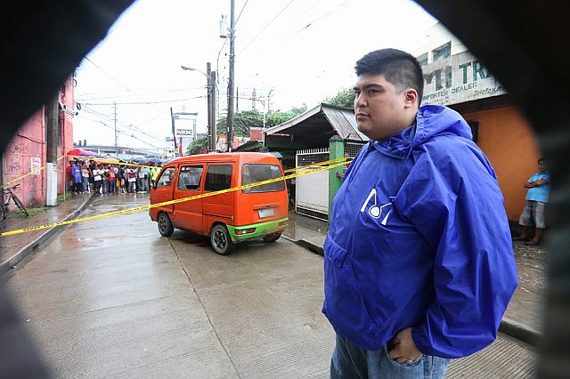 Mandaue City Mayor Luis Gabriel Quisumbing arrives at the crime scene shortly after the ambush was reported. (CDN PHOTO/JUNJIE MENDOZA)