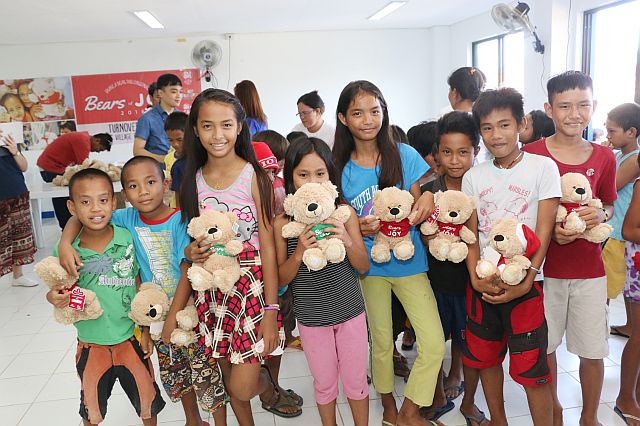 SM Bears of Joy bring smiles to the children of a village in Bogo City, who received them last Dec. 28, 2016. (contributed). 